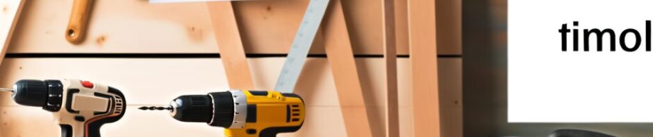 Eine Vielzahl von DIY-Werkzeugen wie Akkuschrauber, Multifunktionswerkzeug, Stichsäge und mehr auf einer Werkbank in einer hellen Werkstatt, die die Kreativität und Fähigkeiten von Heimwerkern zeigt.