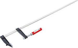 Hochwertige Schraubzwinge mit geriffelter Hohlprofilschiene und beweglicher Druckplatte für Heimwerker und Handwerker.