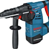Professioneller Bohrhammer von Bosch mit hoher Leistung und niedrigsten Vibrationswerten, inklusive Maschinentuch, Schnellwechselbohrfutter 13mm, Wechselfutter SDS plus, Zusatzhandgriff, Fetttube und Handwerkoffer