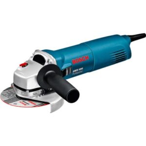 Der Bosch Professional Winkelschleifer GWS 1400 ist ein hochwertiges Werkzeug, das sich durch seine hohe Leistung und Zuverlässigkeit auszeichnet. Mit seinem 1.400-W-Motor kann er sogar unter Belastung eine konstante Geschwindigkeit halten.