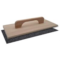 Das DEWEPRO WDVS Schleifbrett Holz 500x240mm ist ein robustes Werkzeug mit einem Trägerbrett aus massivem Holz und einem Schleifbelag der Körnung P16, ideal für die Bearbeitung von Polystyrolplatten und Porenbetonsteinen.
