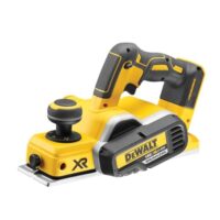 Akku-Hobel von Dewalt mit bürstenlosem Motor und Messerwellenbreite 82 mm, ideal für Holzbearbeitung bei Heimwerkerprojekten.