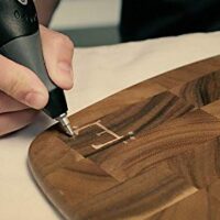 Einsetzen Sie Ihr kreatives Potenzial mit dem Dremel 290 Multifunktions-Gravurgerät. Das Gerät ist eine umweltfreundliche Verpackung mit einer auswechselbaren Karbid-Spitze, die für eine Vielzahl von Materialien geeignet ist.