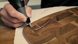 Einsetzen Sie Ihr kreatives Potenzial mit dem Dremel 290 Multifunktions-Gravurgerät. Das Gerät ist eine umweltfreundliche Verpackung mit einer auswechselbaren Karbid-Spitze, die für eine Vielzahl von Materialien geeignet ist.