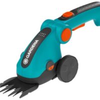 Gardena Akku-Grasschere ComfortCut Li: Rasenkantenschere und Teleskopstiel mit Rädern, abwinkelbarer Komforthandgriff mit LED-Anzeige, Messerwechsel ohne Werkzeug