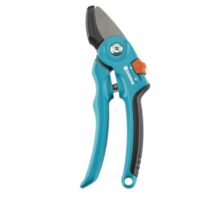 Stabile Gartenschere von Gardena mit Amboss-Schneide für älteres und trockenes Holz bis 18 mm Durchmesser, ergonomischer Griff und einfacher Verschluss.
