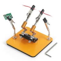 Multifunktionales Werkzeug mit magnetischen Händen, 10 x 10 cm stabiler Basis und vier flexiblen Armen für diverse Anwendungen wie Lötarbeiten, Elektronikreparaturen, Bastelarbeiten und DIY-Projekte.