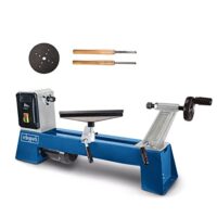 Die Scheppach DM500T ist eine hochwertige Drechselbank mit 400W Leistung, 4 Geschwindigkeitsstufen von 800-2600 min-1, max. Arbeitstischgröße 500x350 mm und M18-Gewinde inklusive 4-Zack-Körnerspitze
