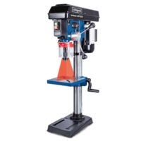Scheppach Profi-Säulenbohrmaschine DP19Vario Tischbohrmaschine mit variabler Drehzahl und Bohrfutterspannbereich von 1,5 bis 13mm. Ideal für Holz, Metall und Kunststoff.