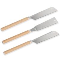 Das WALTER Japansägen-Set besteht aus drei verschiedenen Sägen: DOZUKI, RYOBA und KATABA. Diese Sets sind ideal für Handwerker und Heimwerker, die präzise Schnitte in Holz erfordern.