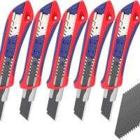 Ein Set von 5 Cuttermessern mit Ersatzklingen, bestehend aus einem Universalmesser und einer Abbrechklinge, zur Verwendung bei verschiedenen Arten von Papier und Karton.