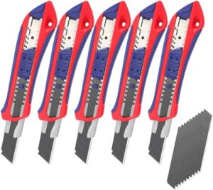 Ein Set von 5 Cuttermessern mit Ersatzklingen, bestehend aus einem Universalmesser und einer Abbrechklinge, zur Verwendung bei verschiedenen Arten von Papier und Karton.