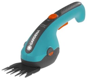 Akku-Grasschere ClassicCut von Gardena: Einfache und präzise Rasenbearbeitung mit Lithium-Ionen-Akku, hochwertigen Messern und LED-Anzeige für Batteriestatus.