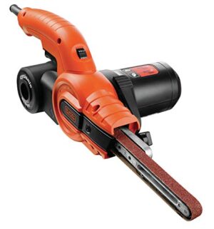 BLACK+DECKER Bandschleifer KA900E-QS mit vielseitigen Einsatzmöglichkeiten zum Säubern von Schlüssellöchern, Gestalten von Holz und Schleifen gewebter Flächen und Klingen. 350W-Motor und schmale Schleifarm für gute Materialabtragung.