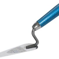 HAROMAC Katzenzungenkelle mit Holzgriff in Blau aus rostfreiem Edelstahl, perfekt für Profis zum Glätten und Strukturieren von Putzen oder anderen pastösen Beschichtungen, Made in Germany