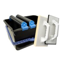 Das perfekte Fliesenwaschset für Ihren Heimwerker-Projekt, bestehend aus einem 12-Liter-Eimer, Doppelrollenaufsatz, Fliesenwaschbrett und Verfugbrett, Made in Germany.
