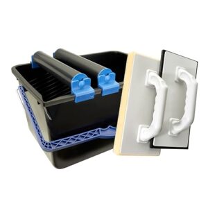 Das perfekte Fliesenwaschset für Ihren Heimwerker-Projekt, bestehend aus einem 12-Liter-Eimer, Doppelrollenaufsatz, Fliesenwaschbrett und Verfugbrett, Made in Germany.