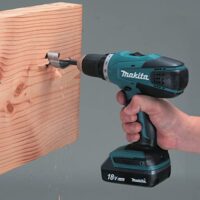 Makita HP457DWE10 Akku-Schlagbohrschrauber-Set mit 74-teiligen Zubehörset