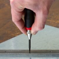 Ergonomischer Automatischer Körner mit einstellbarer Schlagkraft von 60 bis 130 N, ideal für verschiedene Anwendungen und bietet Präzision und Effizienz.
