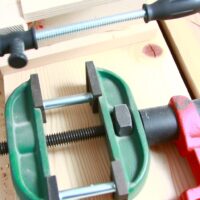 Vertikale Niederhalter