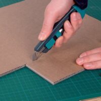 Ergonomisches Abbrechklingenmesser von wolfcraft für Handwerker und Heimwerker, Kunststoffgehäuse mit Metallführung, integriertes Klingenmagazin mit Ersatzklinge