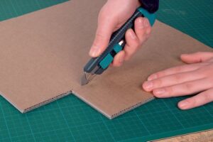 Ergonomisches Abbrechklingenmesser von wolfcraft für Handwerker und Heimwerker, Kunststoffgehäuse mit Metallführung, integriertes Klingenmagazin mit Ersatzklinge