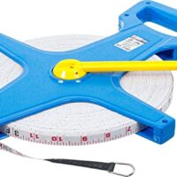 Hochwertiges Rollbandmaß aus Fiberglas mit 12 mm Breite und 100 m Länge, beidseitig markiert mit Zoll- und Meter-Skala
