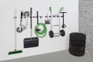 Gerätehalter-Set mit 6 Haltern, 2 Haken und einer Führungsschiene für die Organisation von Werkzeugen im Garten oder in der Garage