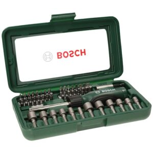 Umfangreiches Werkzeugset für Schraubarbeiten von Bosch, 46-teilig, mit verschiedenen Schrauberbits und Steckschrauben.