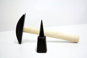 Das Cajou-Sensenzubehör besteht aus einem Dengelhammer und einer Amboss in der Form eines flachen Kreises. Beide Teile sind robust und langlebig.
