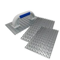 Professioneller Edelputzkratzer mit zwei Ersatzblättern für hochwertige Oberflächenbearbeitung und Mineralputz. Ideal für Heimwerker und Handwerker.
