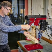 Säulenbohrmaschine mit 500 Watt Leistung, 9-facher Drehzahlabstufung und einstellbarer Bohrtiefe bis 50 mm.
