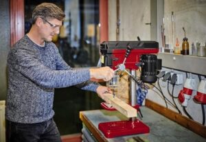 Säulenbohrmaschine mit 500 Watt Leistung, 9-facher Drehzahlabstufung und einstellbarer Bohrtiefe bis 50 mm.