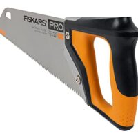 Fiskars Pro Handsäge für Holz, Laminat und PVC mit 38 cm langem Sägeblatt, 9 TPI, schwarzer und orangefarbener Farbe. Leistungsstarkes Werkzeug für schnelle und saubere Schnitte.