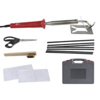 Das GYS 052932 Kunststoff-Reparatur Set enthält eine Vielzahl von Werkzeugen und Materialien für die Reparatur von Kunststoffteilen in der Automobilindustrie. Der Lieferumfang umfasst unter anderem Edelstahl-Gittern, Lötkolben, Hartschalenkoffer, Schere und Bürsten.