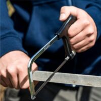 HAZET Metall-Säge mit chromlegiertem Stahl-Blatt und Glasfaser verstärktem Kunststoffgriff, ideal für Heimwerker und Handwerk.