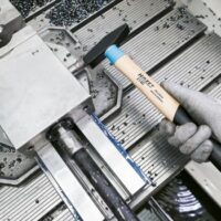 Hazet Schlosserhammer mit Stahl-Stielschutzhülse Bluguard aus Hickoryholz, Güteklasse A, 400 g, Länge: 310 mm