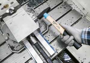 Hazet Schlosserhammer mit Stahl-Stielschutzhülse Bluguard aus Hickoryholz, Güteklasse A, 400 g, Länge: 310 mm