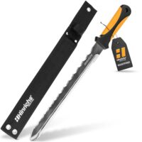 Das Hinrichs Dämmstoffmesser ist ein leistungsstarkes Werkzeug für den sicheren Schnitt von Dämmstoff, Styropor und Schaumstoff. Es verfügt über eine extrem scharfe Klinge mit Doppelschliff-Design und einen robusten Griff aus Zwei-Komponenten-Kunststoff.
