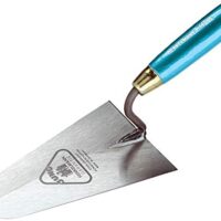 Maurerkelle von Jung Henkelmann, hochwertiger Carbonstahl, S-Hals, 220 mm Länge, Holzgriff für präzise Maurerarbeiten