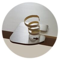 Hochwertiger Kantenschneider zum Bündigschneiden von Melamin Bügelkanten im Möbelbau mit patentierte Schneideprinzip und Edelstahl-Gerüst