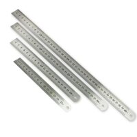 Vier Edelstahl-Lineale in verschiedenen Längen: 15 cm, 20 cm, 30 cm und 40 cm. Hochwertiges Material für Büro, Schule oder Privathaushalte.