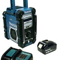 Praktisches und leistungsstarkes Baustellenradio mit DAB+-Empfänger, integriertem Akku 3 Ah, Bluetooth-Funktionen und Ladegerät für effiziente Wiederherstellung des Akkus.