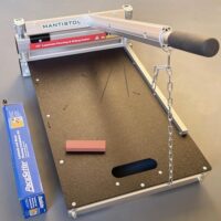 Hochwertiger Laminatschneider und Vinylschneider für das Schneiden von Parkettarten, Laminaten, Edelhölzern, Vinylpaneele, Vinylfliesen und PVC-Vinyl. Scharfe Klinge aus Wolframstahl mit 4 mm Dicke.
