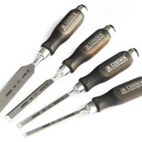 Ein Set aus vier Stechbeilen mit dunklen Griffschaften, bestehend aus 8/10/16/32 mm großen Beilen. Ideal für Handwerker und Heimwerker zum Schneiden von Holz, Metall oder anderen Materialien.