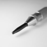 Automatischer Körner mit einstellbarer Schlagkraft, Präzisionsausführung und Stahlvernickelung für effiziente Arbeit
