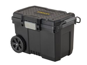 Ergonomische Mobilität für Werkzeuge - STANLEY Mobile Truhe mit One-Touch-Verriegelung und integrierter Ablage für kleinere Handwerkzeuge und Zubehör. Robuste Räderkonstruktion, strukturierter Ziehgriff und widerstandsfähig gegen Staub und Spritzwasser (IP43)
