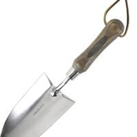 Traditionelle Edelstahl-Pflanzschaufel mit 5 ½ Zoll Griff von Spear & Jackson, ideal für Gartenarbeit und Pflanzenpflege