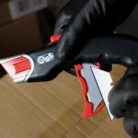 Sicherheits-Cuttermesser mit automatischen Klingenrückzug für Teppiche, Premium-Qualität, gummierter Griff, Profiklinge 19 mm