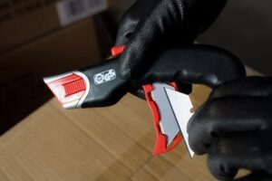 Sicherheits-Cuttermesser mit automatischen Klingenrückzug für Teppiche, Premium-Qualität, gummierter Griff, Profiklinge 19 mm
